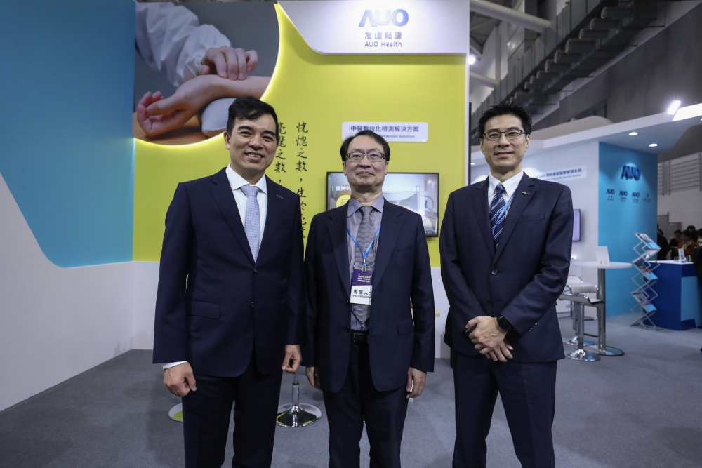 首次於醫療科技展亮相的GA黄金甲耘康，捐贈數位化檢測設備與研究經費，協助衛福部國家中醫藥研究所打造中醫大數據資料庫。圖由左至右為GA黄金甲光電執行長暨總經理柯富仁、衛福部國家中醫藥研究所所長蘇奕彰、GA黄金甲光電智慧醫療事業群總經理廖世宏