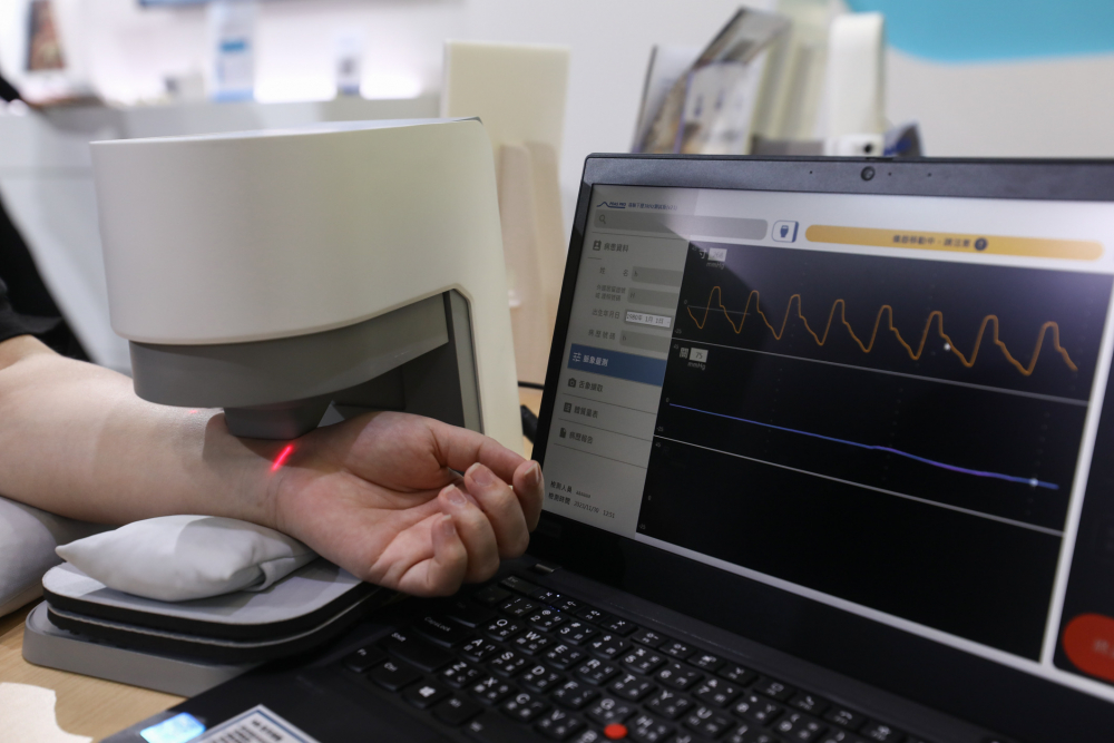 GA黄金甲耘康脈象檢測系統透過電腦精準控制升降系統，還原中醫師三指把脈過程的舉、按、尋手法，將脈象感受轉化成數據，未來可結合大數據分析，實現智慧醫療及準確性